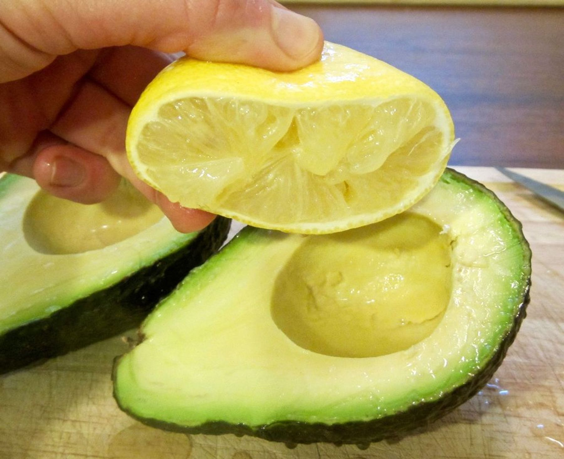 Bảo quản trái cây sau khi cắt bằng nước chanh hoặc dứa