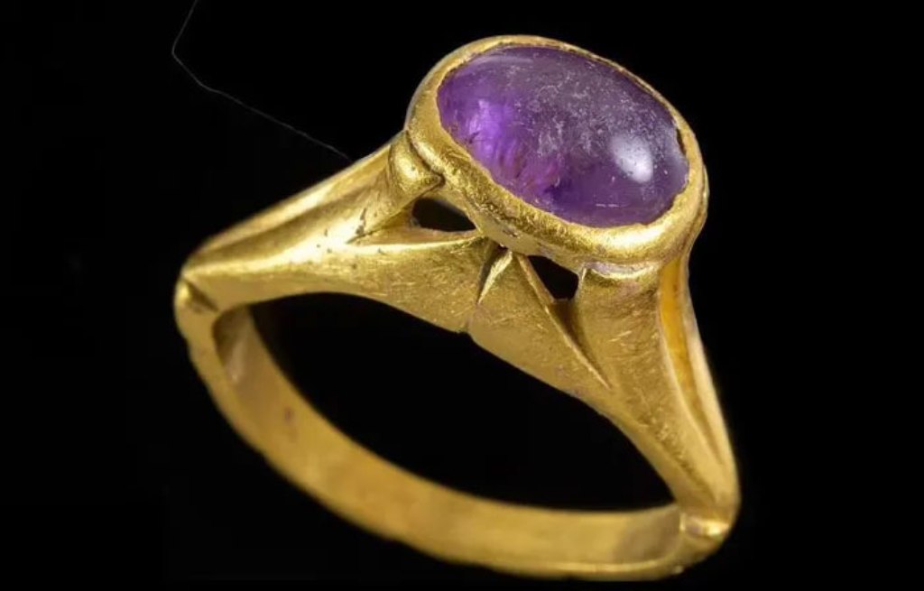 Chiếc nhẫn này có thể là đồ vật được truyền từ thế hệ này qua thế hệ khác