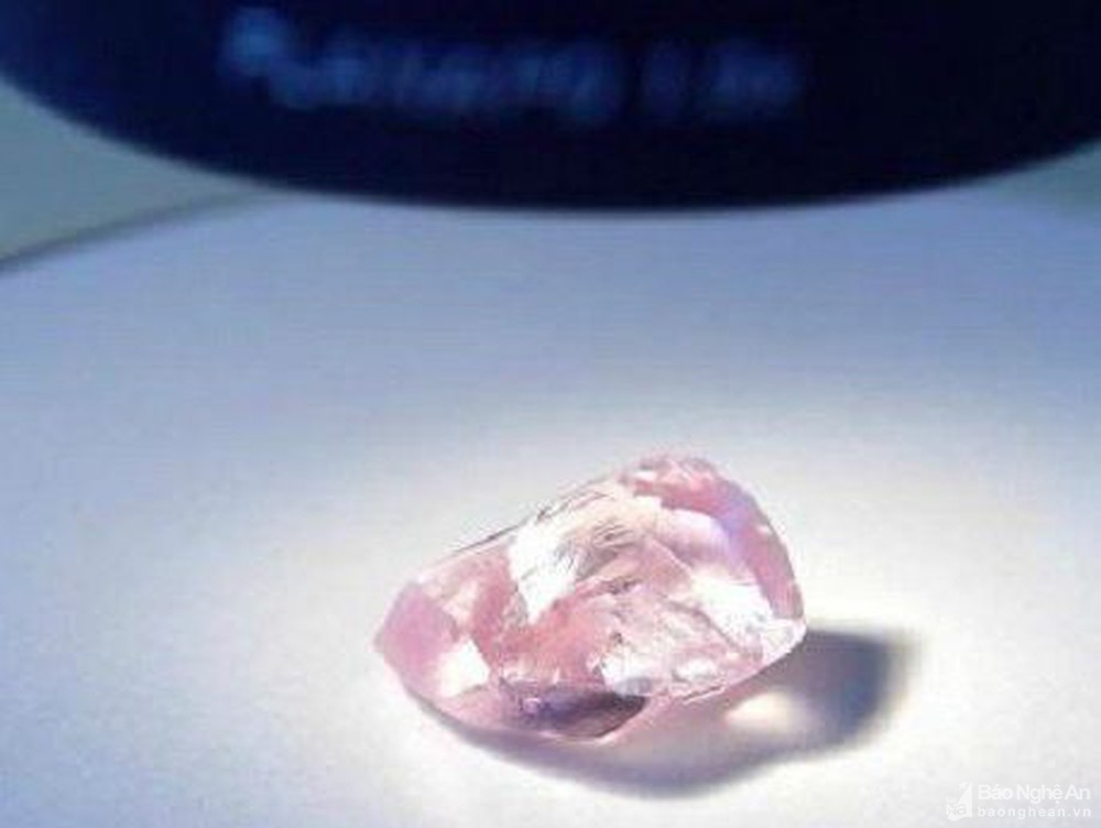 Viên đá kim cương hồng