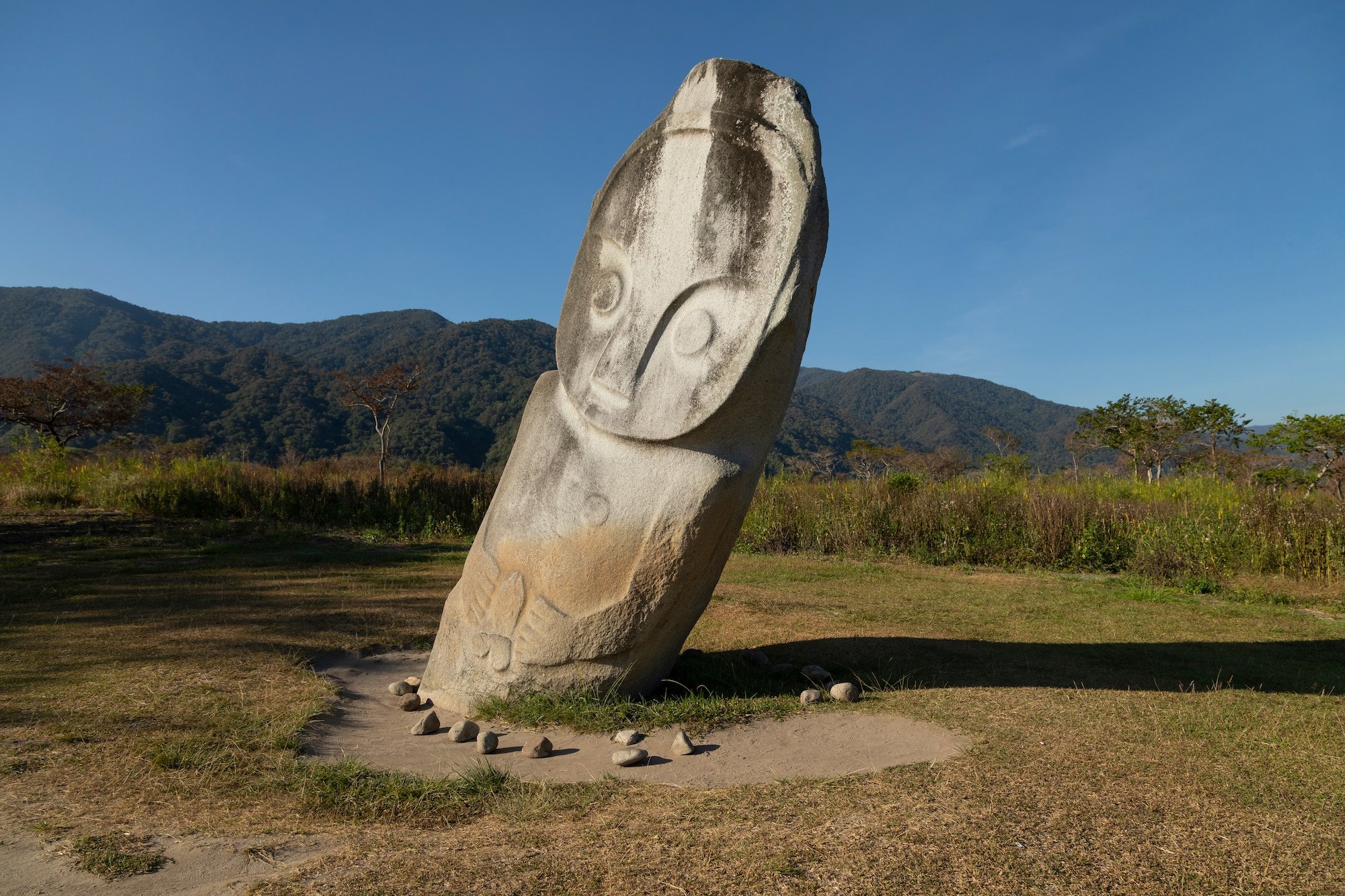 Hàng trăm khối cự thạch bí ẩn tại thung lũng Napu