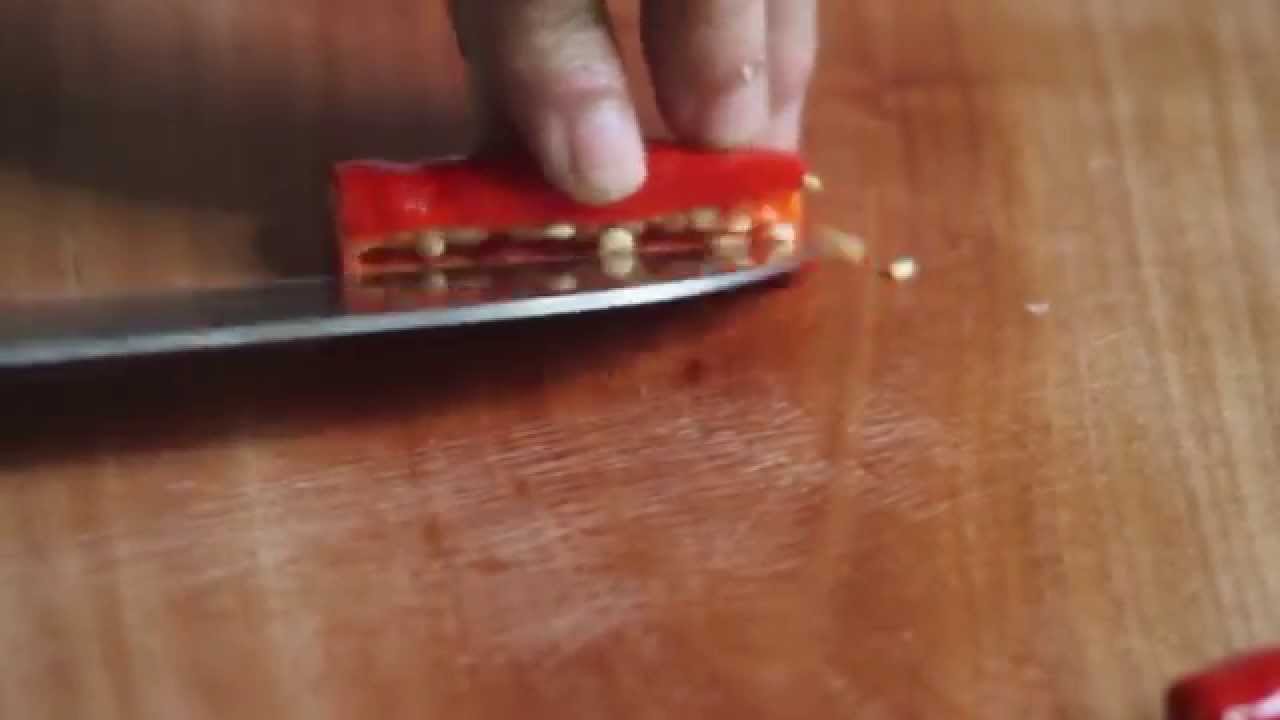 Mẹo loại bỏ hạt ớt không gây bỏng rát tay