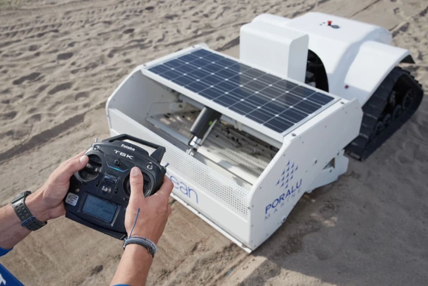 Robot BeBot thu dọn rác thông minh chạy bằng năng lượng mặt trời